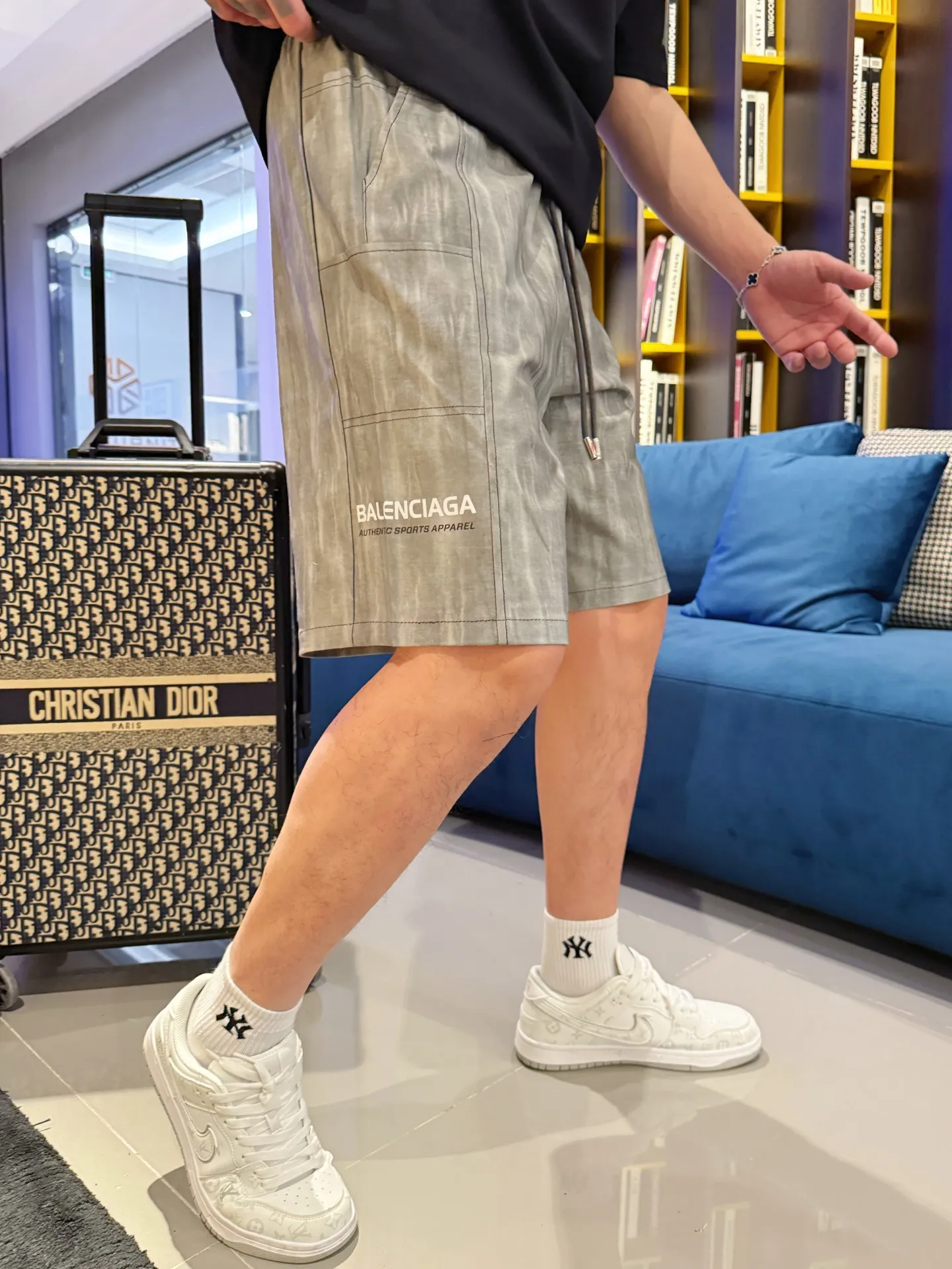 Balenciaga's three-standard complete 2026 summer New Arrival men's casual shorts, advanced custom-made Breathable fabric, Breathable fabric, extremely stretchy and comfortable, impeccable details, top-grade accessories, original logo design concept, delicate and soft feel! The upper body fit is awesome! Size: M-XXXL Please state your height and weight when ordering
